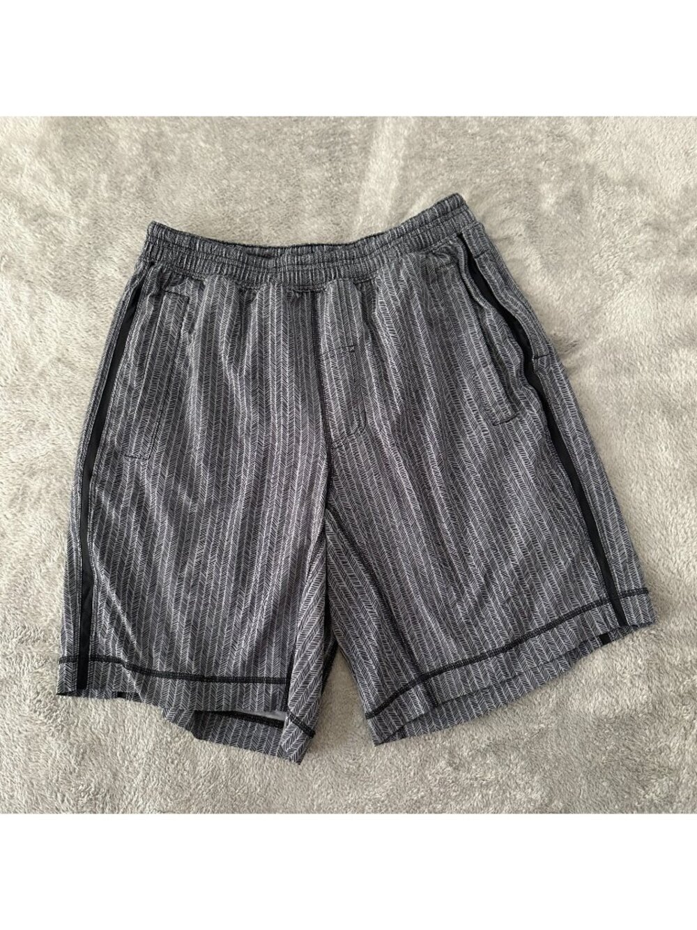 Lululemon Men's Shorts Lined 9" Inseam size MEDIUM Gray Herringbone